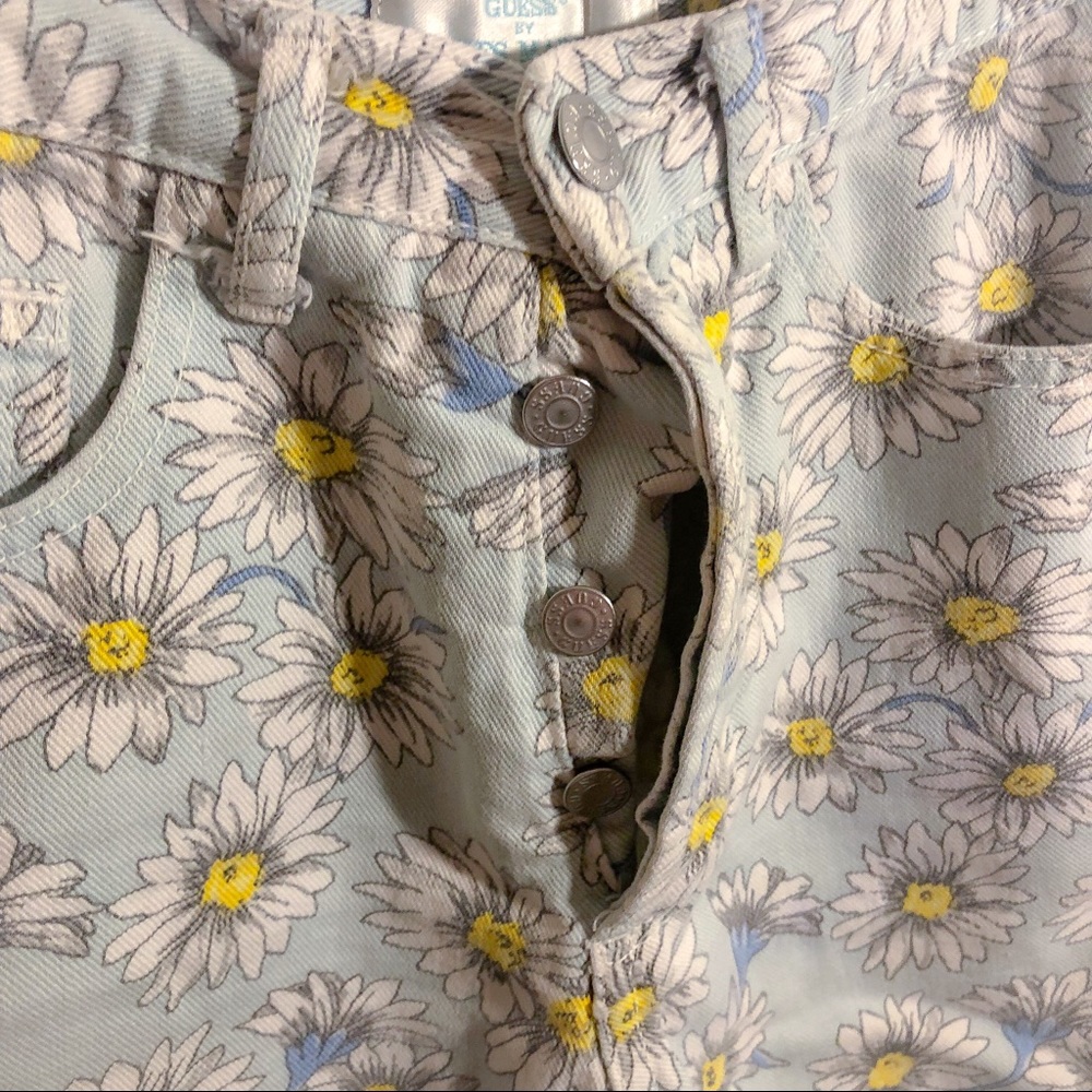 ⬇️ $45 GUESS by Marciano daisy Jean shorts - Picture 2 of 5